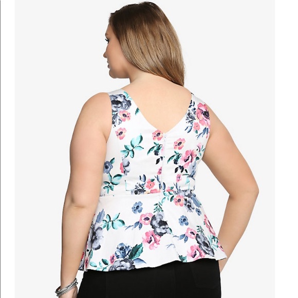 💟🌷Torrid White Floral Peplum Top - Picture 2 of 6